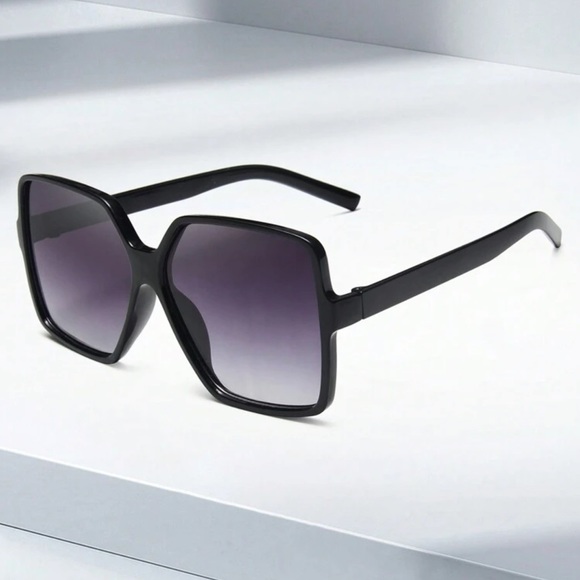 New black sunglasses - Picture 2 of 4